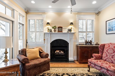 LUXURY LIVING ON THE INTRACOASTAL WATERWAY Welcome to this