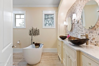 LUXURY LIVING ON THE INTRACOASTAL WATERWAY Welcome to this