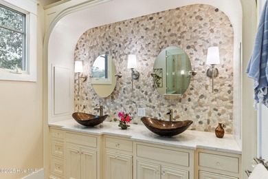 LUXURY LIVING ON THE INTRACOASTAL WATERWAY Welcome to this