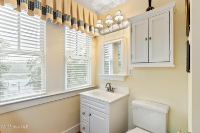 LUXURY LIVING ON THE INTRACOASTAL WATERWAY Welcome to this