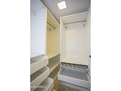 Owner Wants Sold! Bring us an offer. 1709 SF SPLIT FLOOR PLAN -