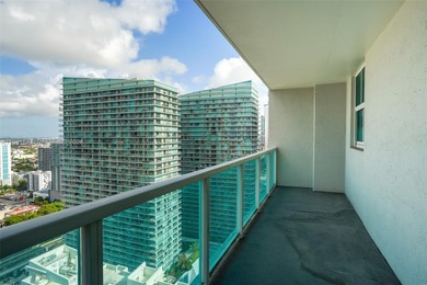 Spacious 2 bed / 2 bath unit in the heart of Brickell at Vue