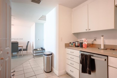 Spacious 2 bed / 2 bath unit in the heart of Brickell at Vue
