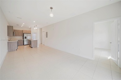 OWNER MOTIVATED. This 1B/1B apartment in Urbana, Downtown Doral