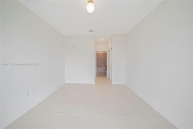 OWNER MOTIVATED. This 1B/1B apartment in Urbana, Downtown Doral