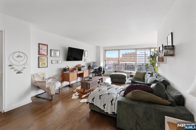 Bright and spacious 1 br and 1 1/2 baths(1030 sq.ft.) in luxury
