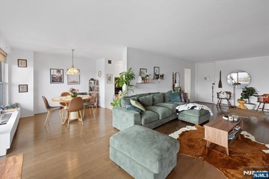 Bright and spacious 1 br and 1 1/2 baths(1030 sq.ft.) in luxury