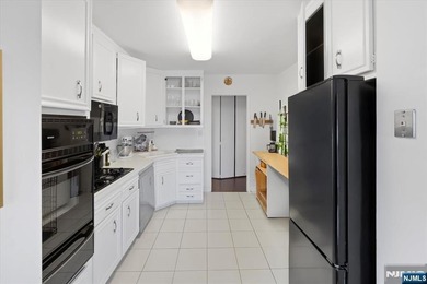 Bright and spacious 1 br and 1 1/2 baths(1030 sq.ft.) in luxury