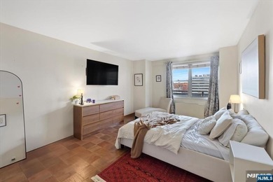 Bright and spacious 1 br and 1 1/2 baths(1030 sq.ft.) in luxury