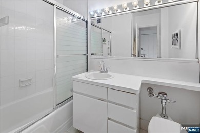 Bright and spacious 1 br and 1 1/2 baths(1030 sq.ft.) in luxury