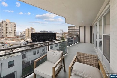 Bright and spacious 1 br and 1 1/2 baths(1030 sq.ft.) in luxury