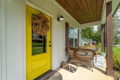 Come see this charming cottage in Hayesville. The home offers
