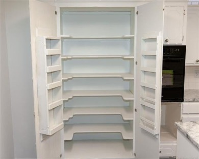 2.73 Acres. Updated throughoutbo greatroom has a vaulted ceiling