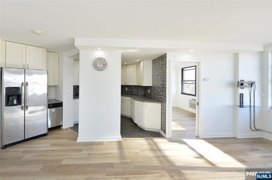 This beautifully renovated 2-bedroom, 2-bath 979 sft condo
