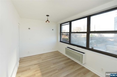 This beautifully renovated 2-bedroom, 2-bath 979 sft condo
