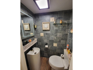 Walkable to both Downtown Oak Park and Downtown Forest Park