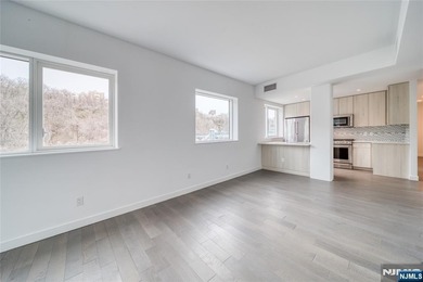 Luxury Condominium *Avora*!! Commuter's Dream!!! 2 bed 2 bath