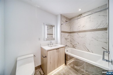 Luxury Condominium *Avora*!! Commuter's Dream!!! 2 bed 2 bath