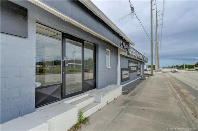 Fantastic opportunity to purchase this commercial property on US