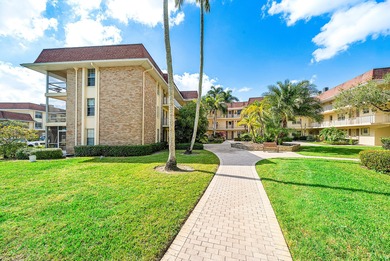 Welcome to this charming 55+ condo in the beautiful Palm Beaches