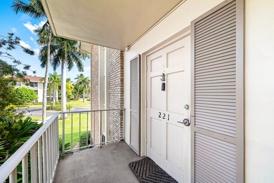 Welcome to this charming 55+ condo in the beautiful Palm Beaches