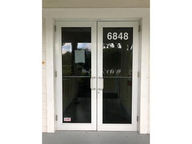 PERFECT LOCATION FOR PROFESSIONALS,END UNIT FACING GRIFFIN ROAD