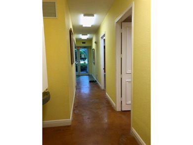 PERFECT LOCATION FOR PROFESSIONALS,END UNIT FACING GRIFFIN ROAD