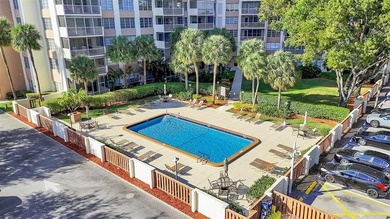 Beautifully renovated 2/2 condo in the desirable 55+ Country