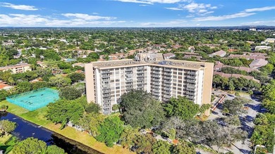 Beautifully renovated 2/2 condo in the desirable 55+ Country