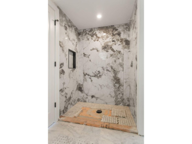 Welcome to the Marina Bay Condominiums of Spring Lake! From the