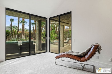 A-M-A-Z-I-N-G opportunity! Nearly 3,000 square feet on FEE land