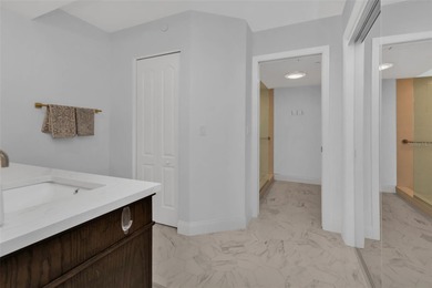 Bayfront Bliss: Elegant 2 Bed, 2 Bath Condo on Sarasota Bay -