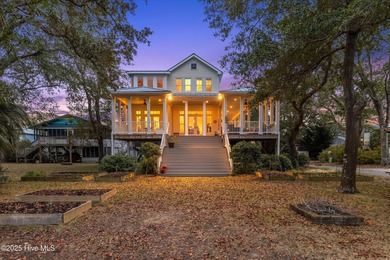 LUXURY LIVING ON THE INTRACOASTAL WATERWAY Welcome to this