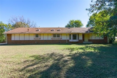 2.73 Acres. Updated throughoutbo greatroom has a vaulted ceiling