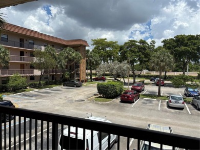 Spacious unit in desirable Lakes of Carriage Hills. Large 1270+