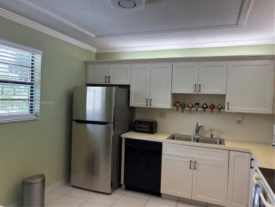 Spacious unit in desirable Lakes of Carriage Hills. Large 1270+