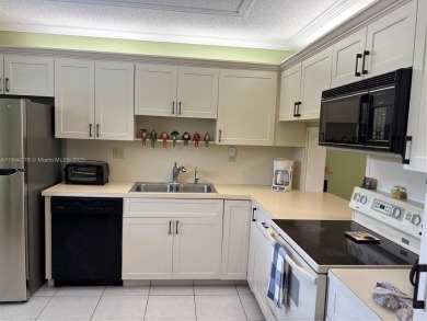 Spacious unit in desirable Lakes of Carriage Hills. Large 1270+