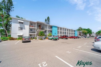 Bring your style to this 1st floor, 2-beds/2 baths condo in