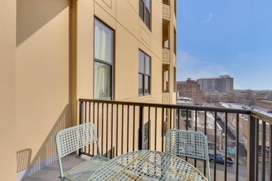 Welcome to 1464 S Michigan Ave with a rare 1Bed/1.5Bath corner