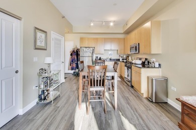 Welcome to 1464 S Michigan Ave with a rare 1Bed/1.5Bath corner