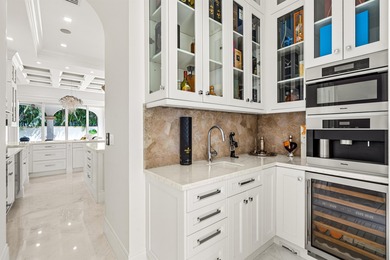 Mastering a mix of classic style and fresh, light ease, this