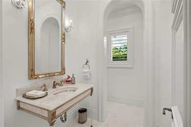 Mastering a mix of classic style and fresh, light ease, this