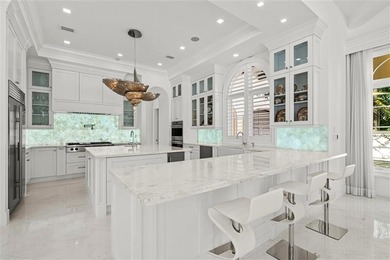 Mastering a mix of classic style and fresh, light ease, this