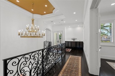 Mastering a mix of classic style and fresh, light ease, this