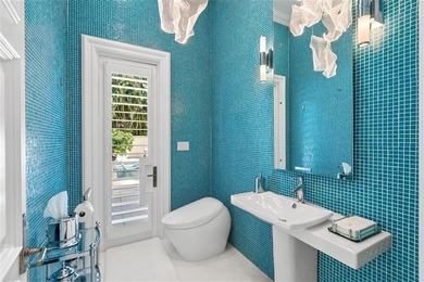 Mastering a mix of classic style and fresh, light ease, this