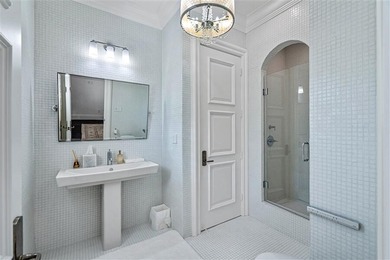 Mastering a mix of classic style and fresh, light ease, this