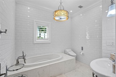 Mastering a mix of classic style and fresh, light ease, this