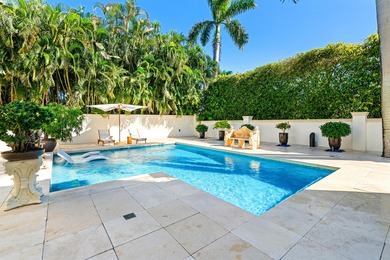 Mastering a mix of classic style and fresh, light ease, this