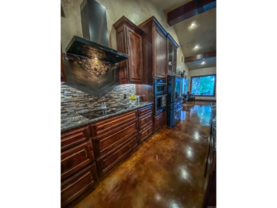 Crafted by renowned builder Tony Usdrowski, this exceptional