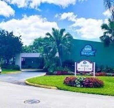 Don't miss this opportunity! 2 bed 2 bath over 55 condo in Lime